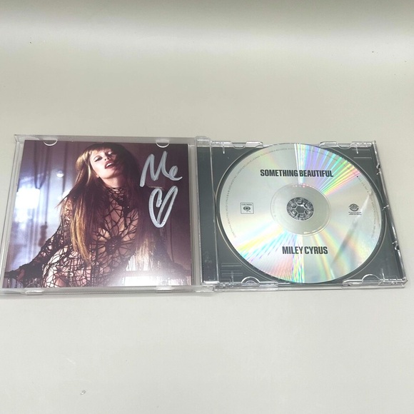 MILEY CYRUS “Something Beautiful” CD & Autographed SIGNED Insert with Heart ♥️ - Picture 2 of 5